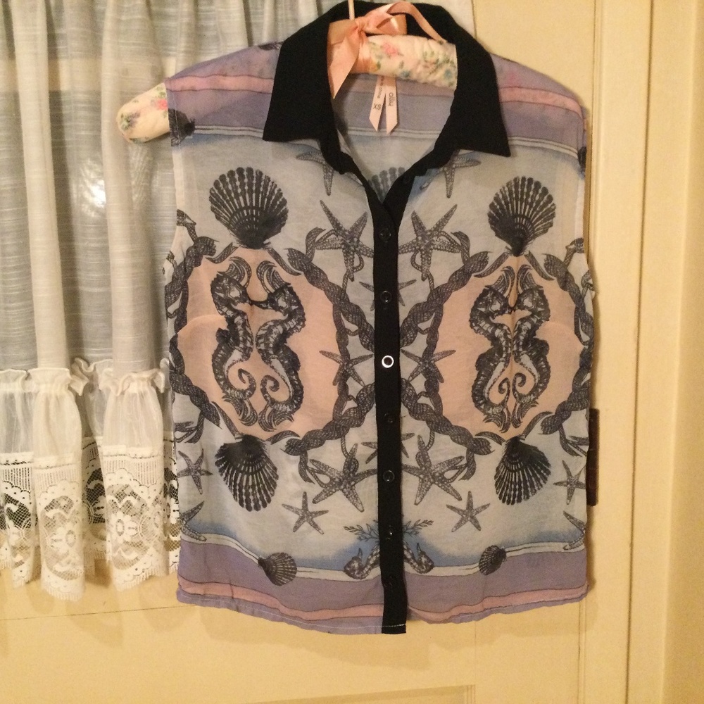 ⭐️bPerfect Summer SeaHorses & Seashells sleeveless top